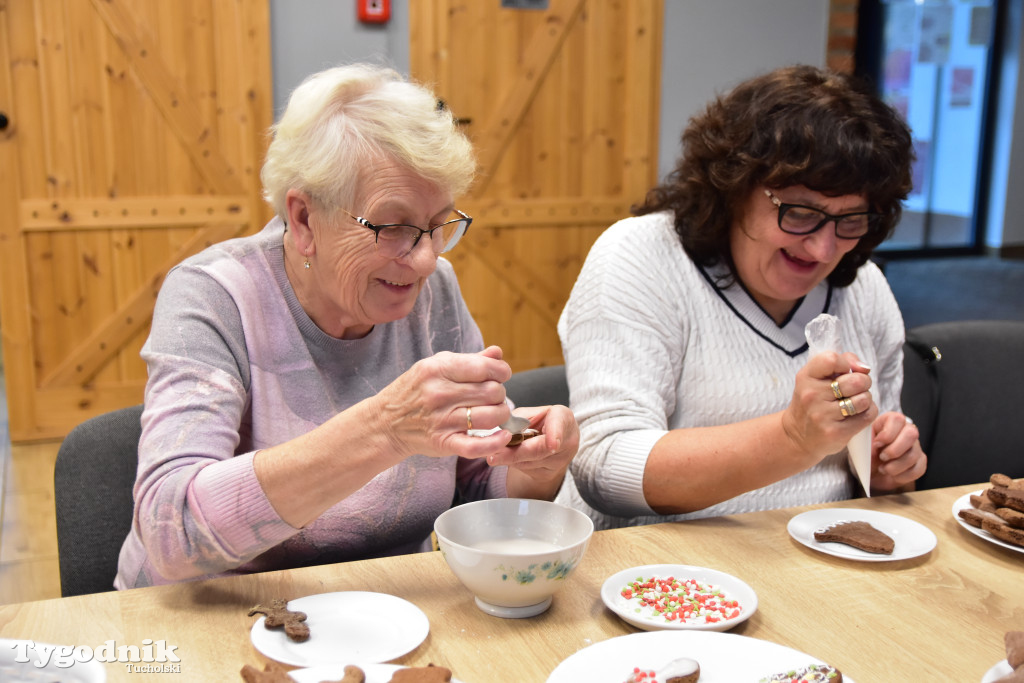 Nie tylko dla dzieci. Seniorzy też uwielbiają zdobić pierniki. Odwiedziliśmy Klub Seniora Cekcyn
