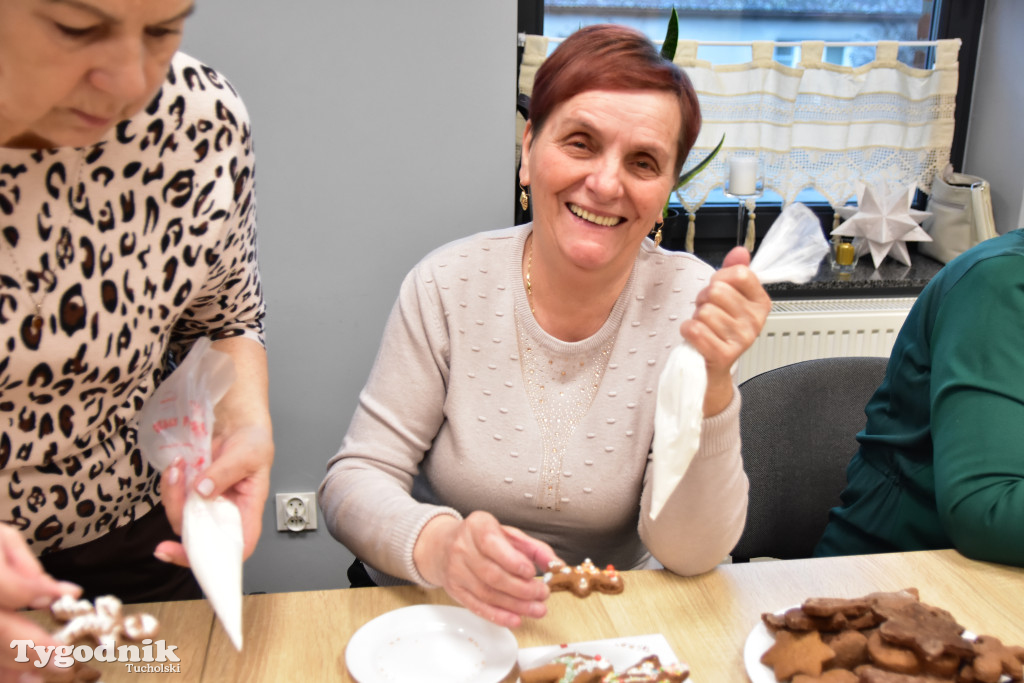Nie tylko dla dzieci. Seniorzy też uwielbiają zdobić pierniki. Odwiedziliśmy Klub Seniora Cekcyn
