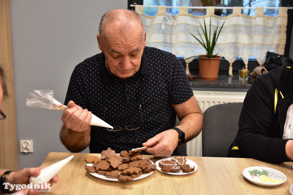 Nie tylko dla dzieci. Seniorzy też uwielbiają zdobić pierniki. Odwiedziliśmy Klub Seniora Cekcyn