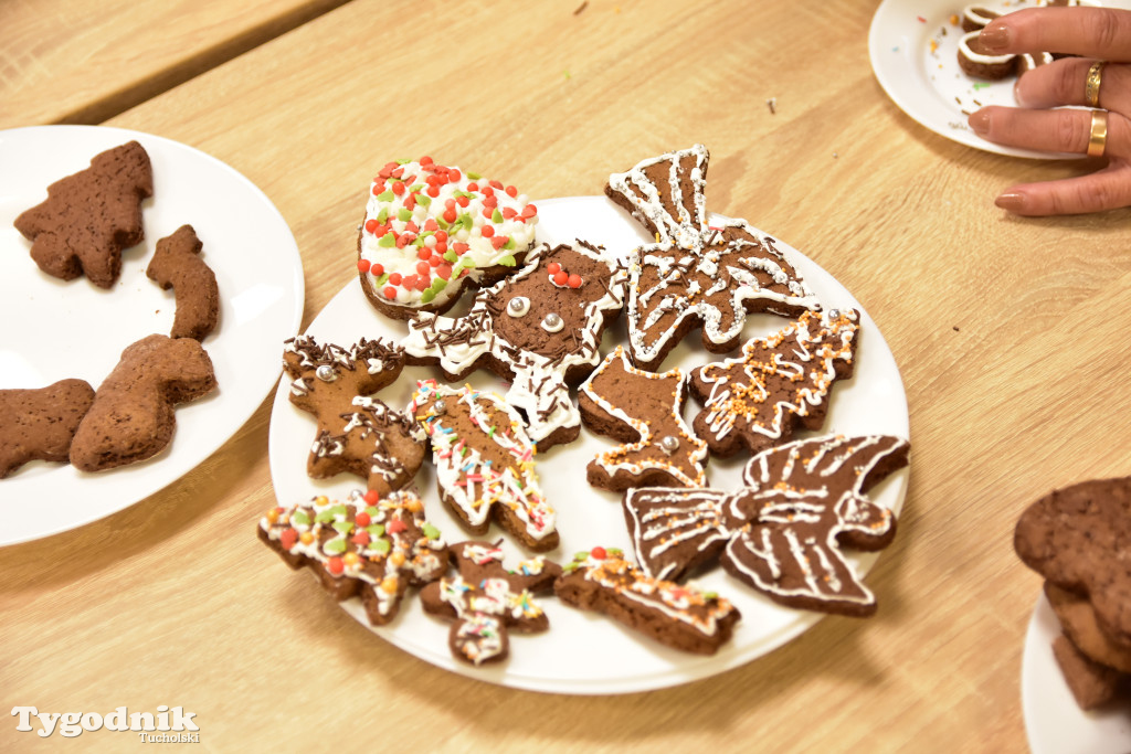 Nie tylko dla dzieci. Seniorzy też uwielbiają zdobić pierniki. Odwiedziliśmy Klub Seniora Cekcyn