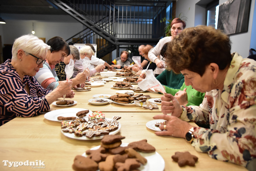 Nie tylko dla dzieci. Seniorzy też uwielbiają zdobić pierniki. Odwiedziliśmy Klub Seniora Cekcyn
