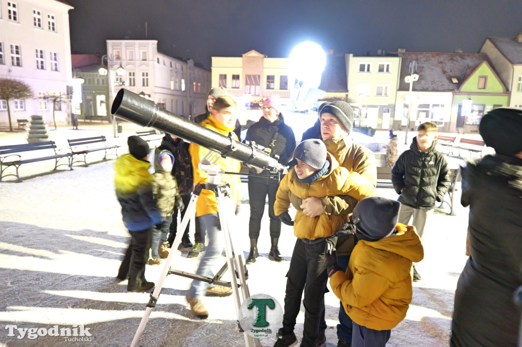 Obserwacje nieba na rynku w Tucholi z Mikołajem Janowicem