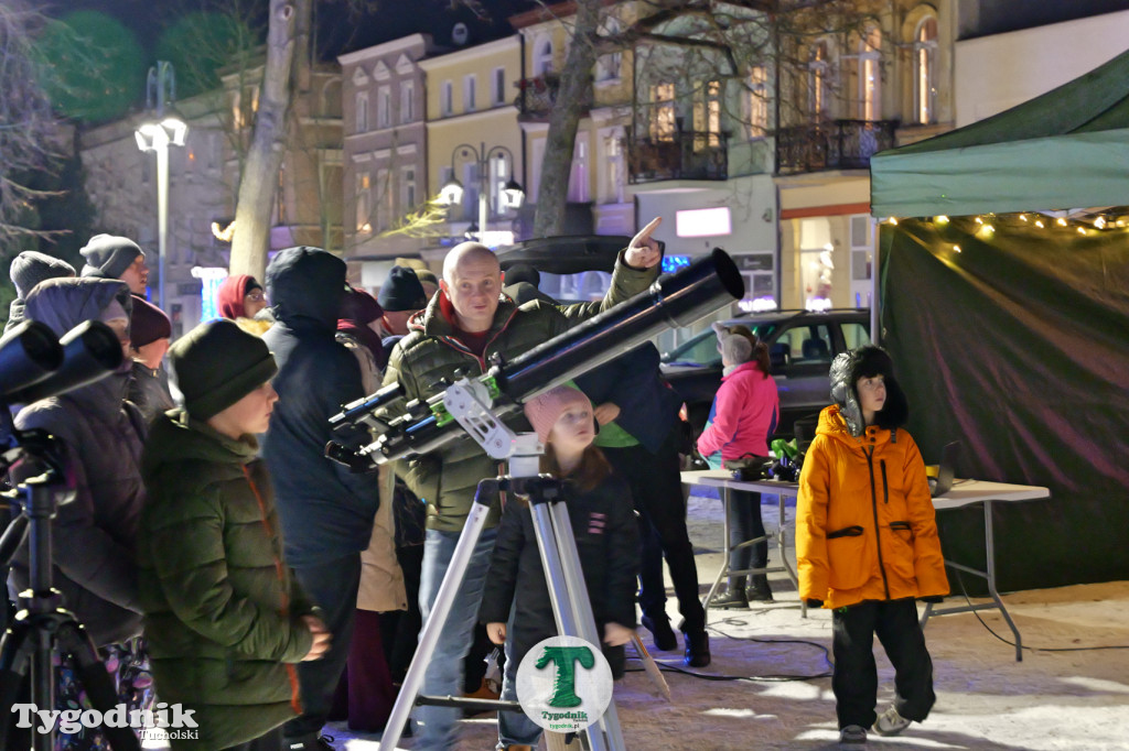 Obserwacje nieba na rynku w Tucholi z Mikołajem Janowicem