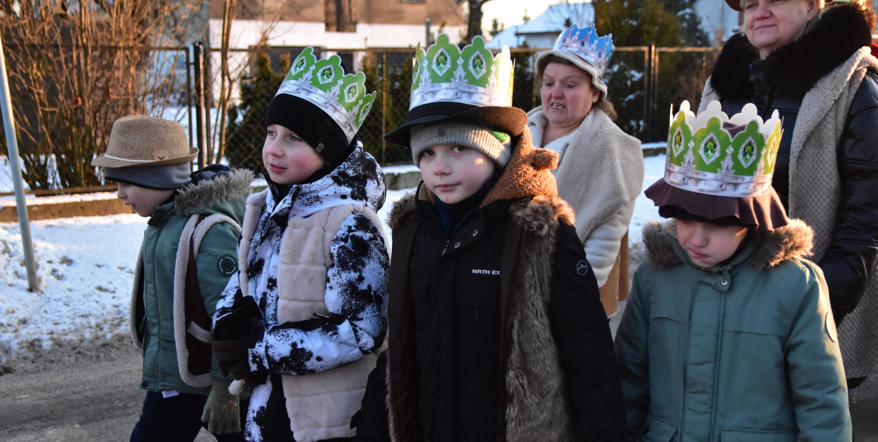 Tradycyjny Orszak Trzech Króli przeszedł ulicami Bysławka. Po nim mieszkańcy zagrali w Jasełkach / ZDJĘCIA