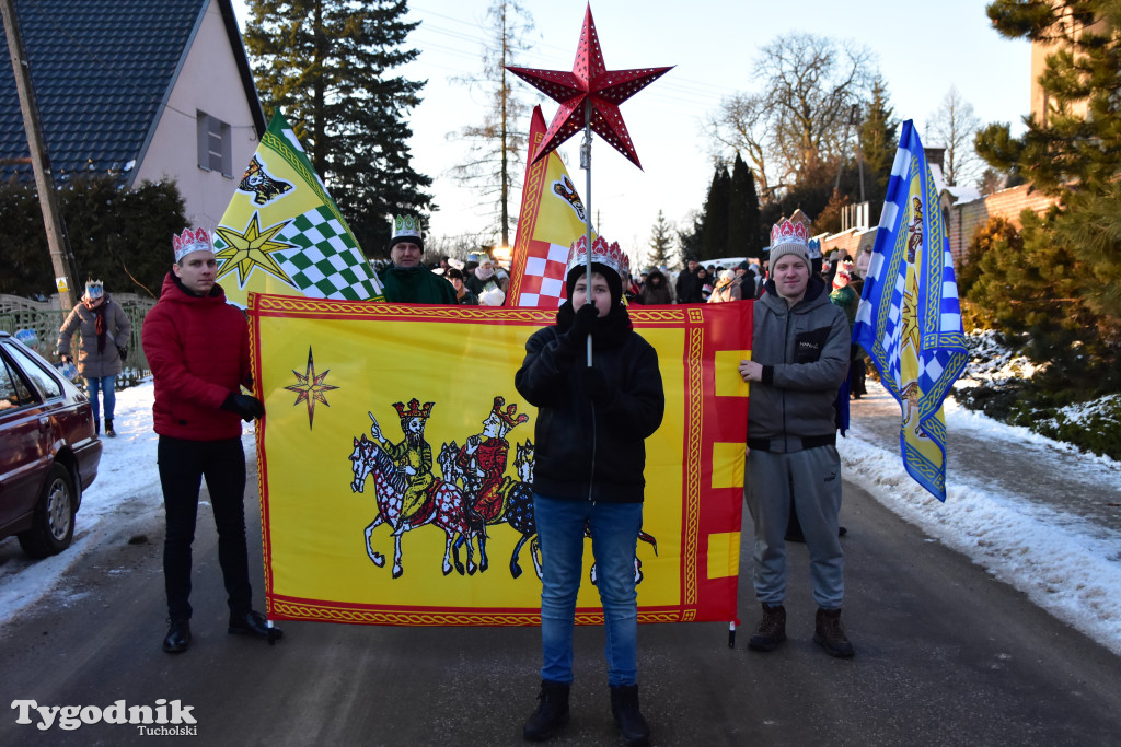 Tradycyjny Orszak Trzech Króli przeszedł ulicami Bysławka. Po nim mieszkańcy zagrali w Jasełkach / ZDJĘCIA