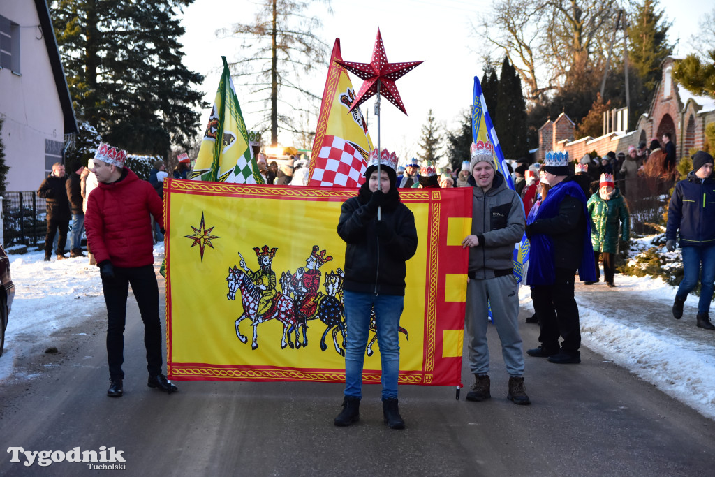 Tradycyjny Orszak Trzech Króli przeszedł ulicami Bysławka. Po nim mieszkańcy zagrali w Jasełkach / ZDJĘCIA