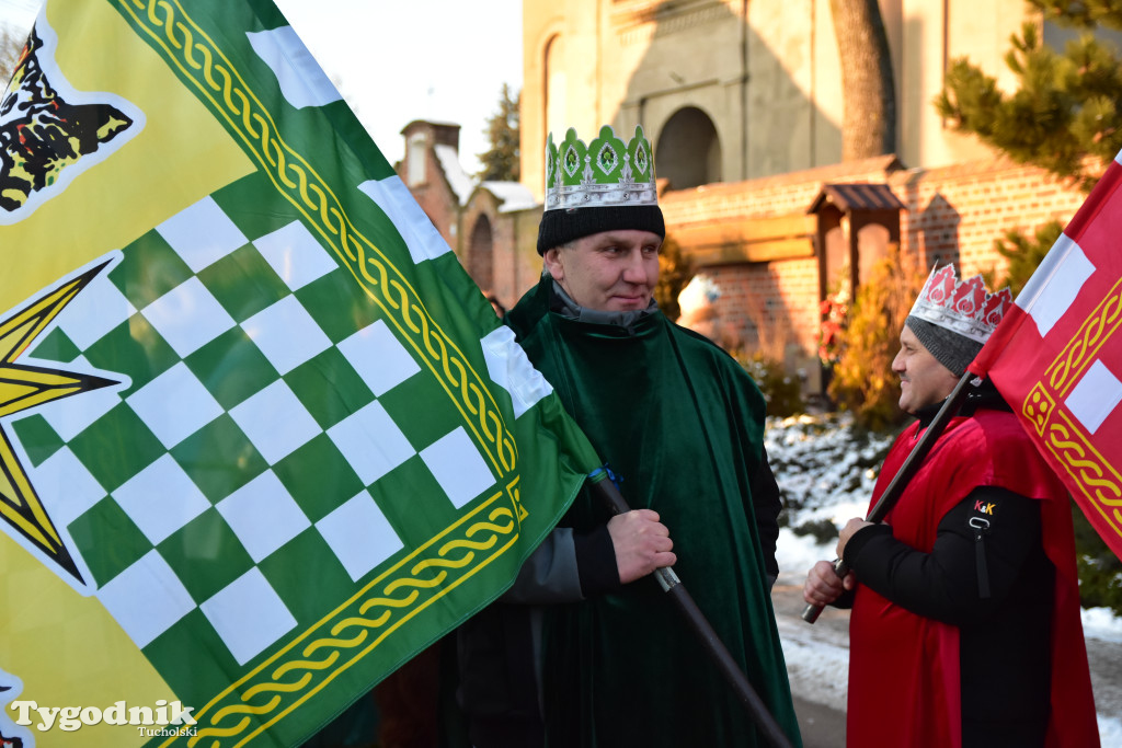 Tradycyjny Orszak Trzech Króli przeszedł ulicami Bysławka. Po nim mieszkańcy zagrali w Jasełkach / ZDJĘCIA