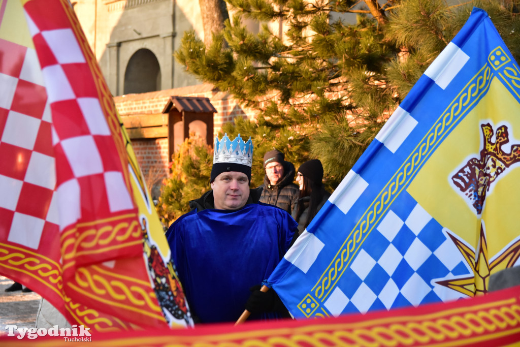 Tradycyjny Orszak Trzech Króli przeszedł ulicami Bysławka. Po nim mieszkańcy zagrali w Jasełkach / ZDJĘCIA