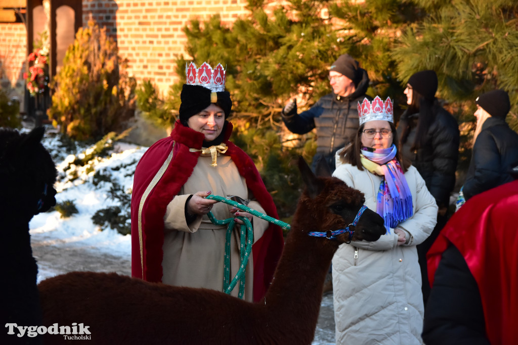 Tradycyjny Orszak Trzech Króli przeszedł ulicami Bysławka. Po nim mieszkańcy zagrali w Jasełkach / ZDJĘCIA