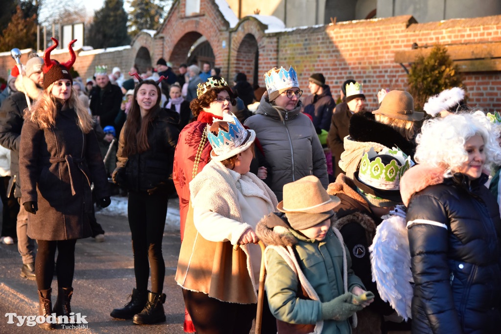 Tradycyjny Orszak Trzech Króli przeszedł ulicami Bysławka. Po nim mieszkańcy zagrali w Jasełkach / ZDJĘCIA