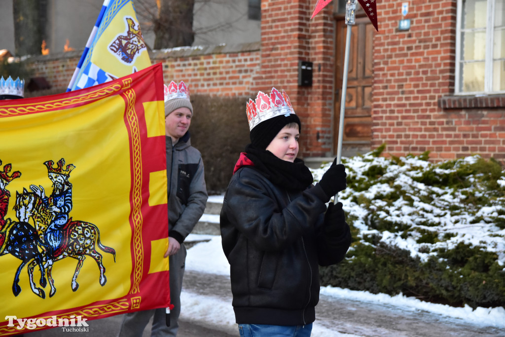 Tradycyjny Orszak Trzech Króli przeszedł ulicami Bysławka. Po nim mieszkańcy zagrali w Jasełkach / ZDJĘCIA