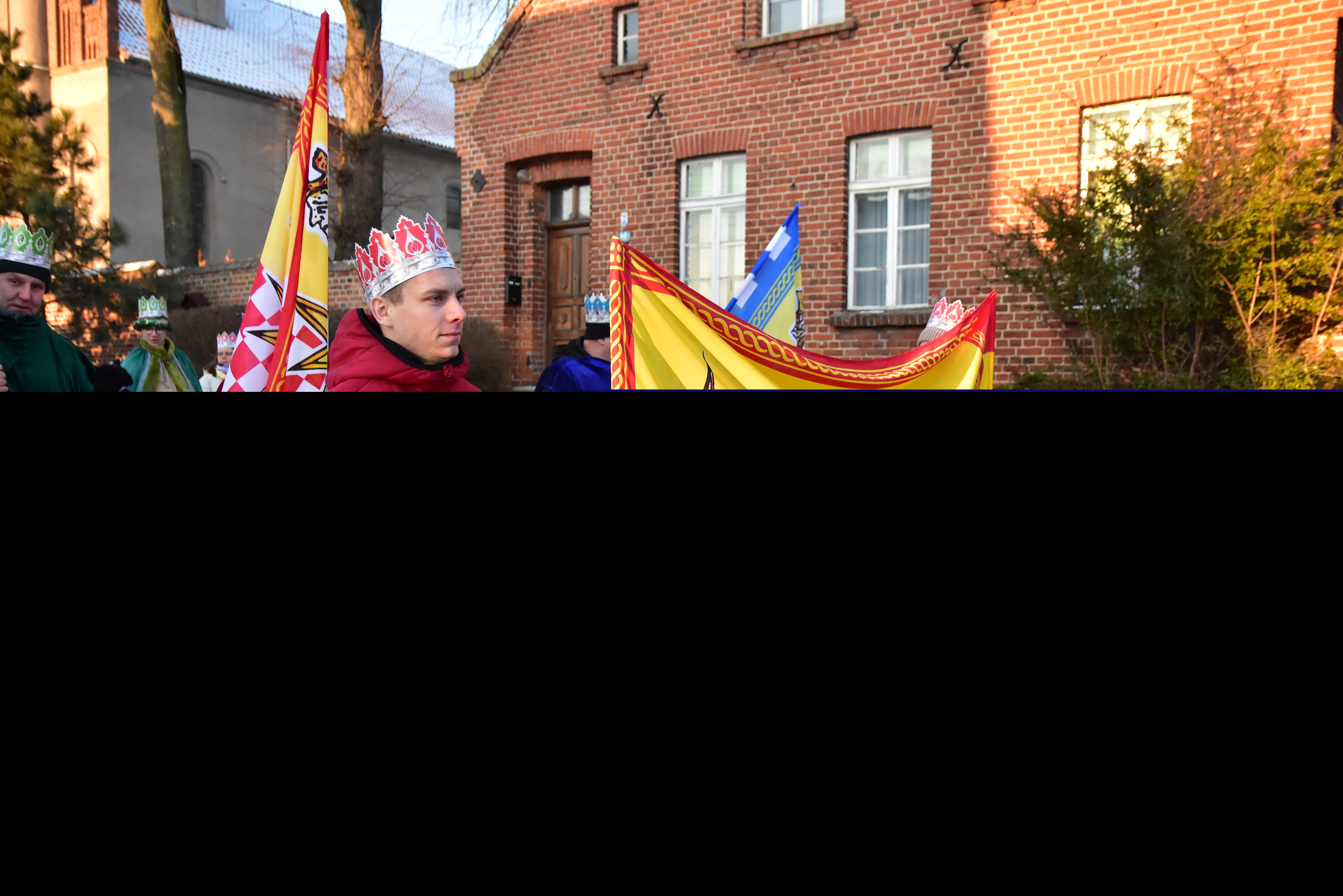 Tradycyjny Orszak Trzech Króli przeszedł ulicami Bysławka. Po nim mieszkańcy zagrali w Jasełkach / ZDJĘCIA