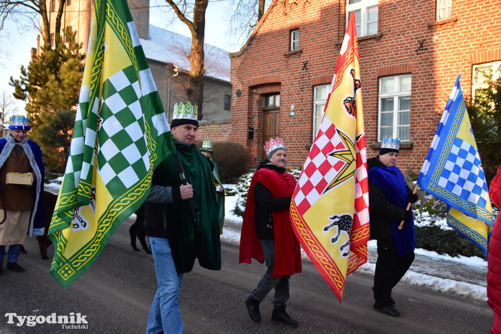Tradycyjny Orszak Trzech Króli przeszedł ulicami Bysławka. Po nim mieszkańcy zagrali w Jasełkach / ZDJĘCIA