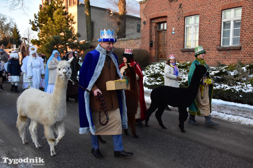 Tradycyjny Orszak Trzech Króli przeszedł ulicami Bysławka. Po nim mieszkańcy zagrali w Jasełkach / ZDJĘCIA
