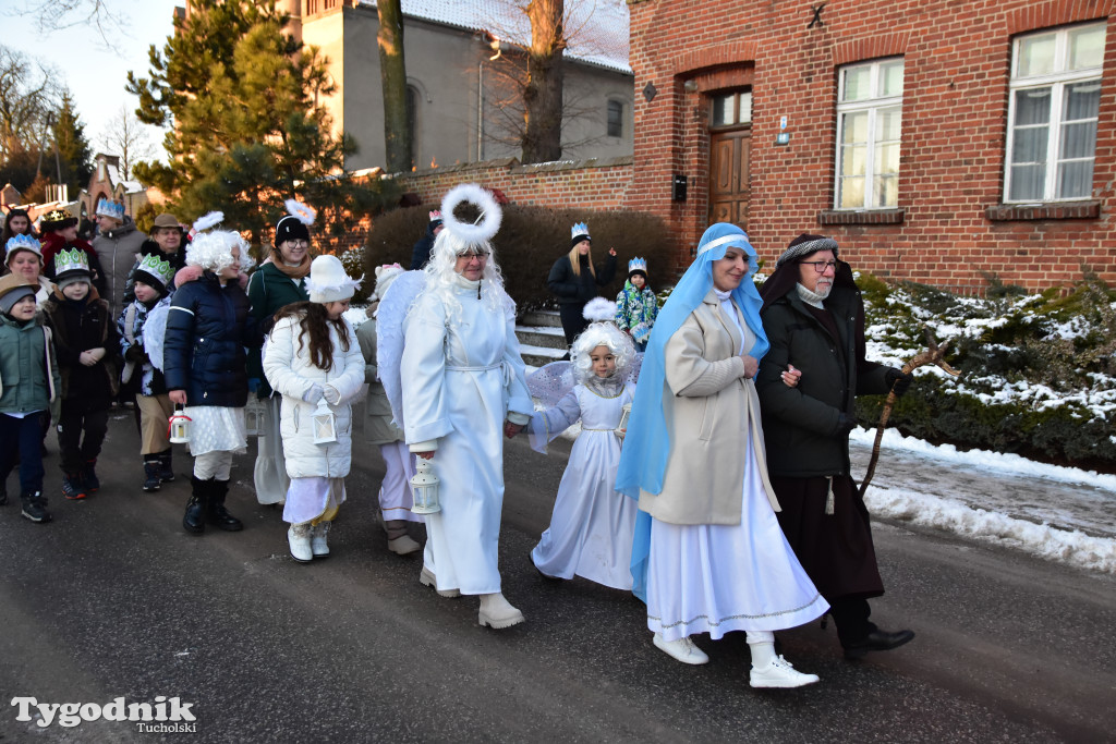 Tradycyjny Orszak Trzech Króli przeszedł ulicami Bysławka. Po nim mieszkańcy zagrali w Jasełkach / ZDJĘCIA