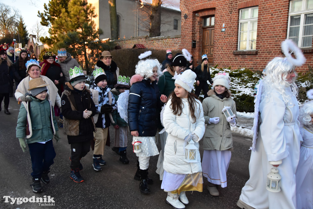 Tradycyjny Orszak Trzech Króli przeszedł ulicami Bysławka. Po nim mieszkańcy zagrali w Jasełkach / ZDJĘCIA