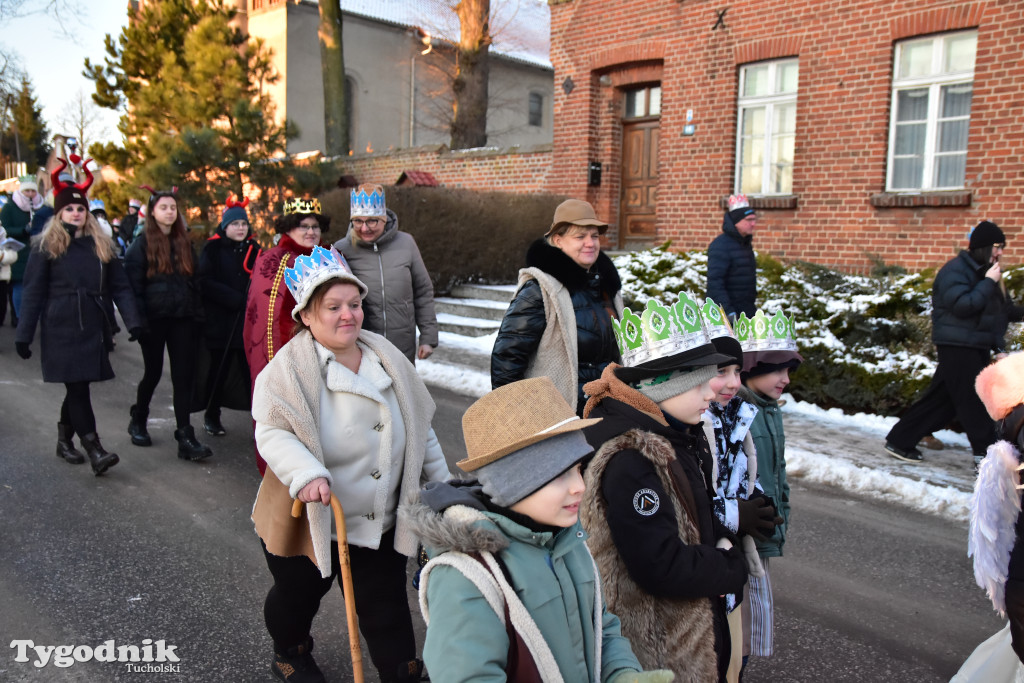 Tradycyjny Orszak Trzech Króli przeszedł ulicami Bysławka. Po nim mieszkańcy zagrali w Jasełkach / ZDJĘCIA