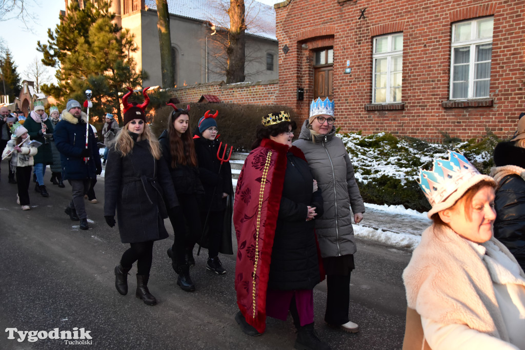 Tradycyjny Orszak Trzech Króli przeszedł ulicami Bysławka. Po nim mieszkańcy zagrali w Jasełkach / ZDJĘCIA