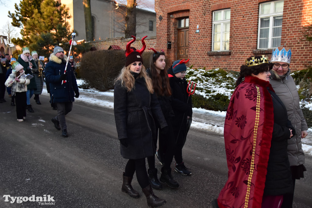 Tradycyjny Orszak Trzech Króli przeszedł ulicami Bysławka. Po nim mieszkańcy zagrali w Jasełkach / ZDJĘCIA