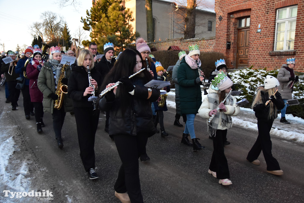 Tradycyjny Orszak Trzech Króli przeszedł ulicami Bysławka. Po nim mieszkańcy zagrali w Jasełkach / ZDJĘCIA