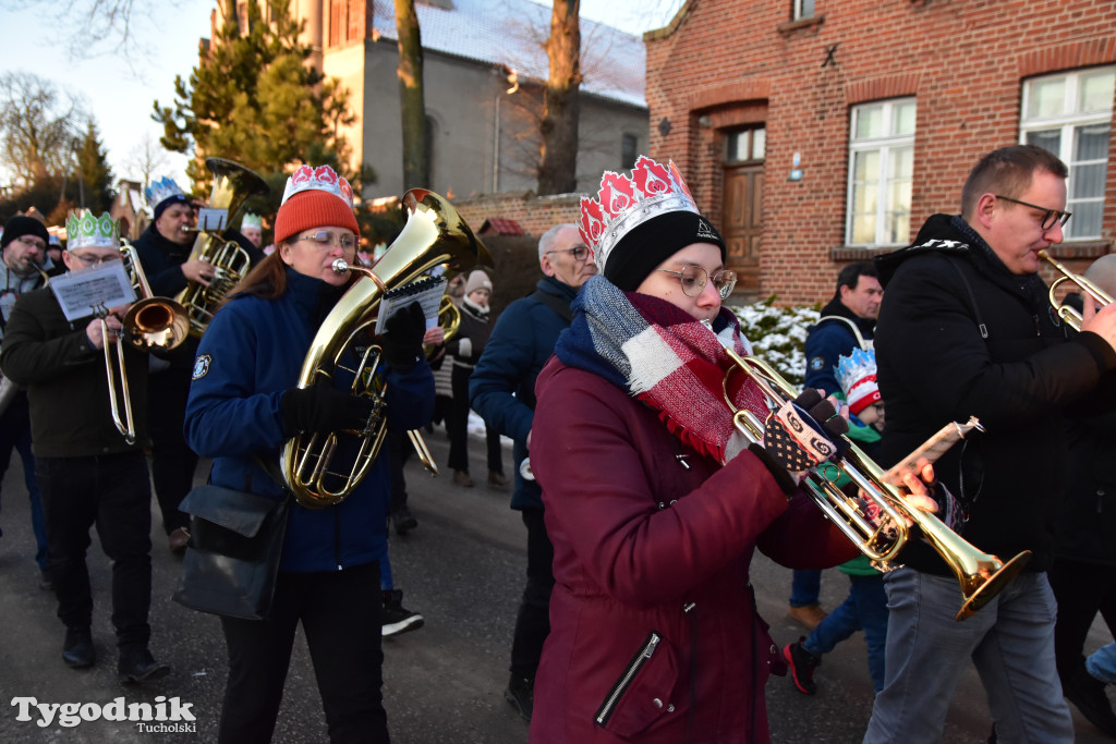Tradycyjny Orszak Trzech Króli przeszedł ulicami Bysławka. Po nim mieszkańcy zagrali w Jasełkach / ZDJĘCIA