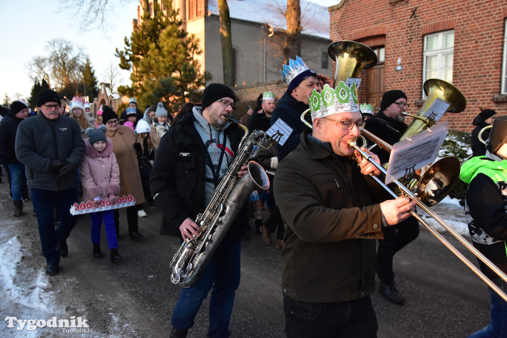 Tradycyjny Orszak Trzech Króli przeszedł ulicami Bysławka. Po nim mieszkańcy zagrali w Jasełkach / ZDJĘCIA