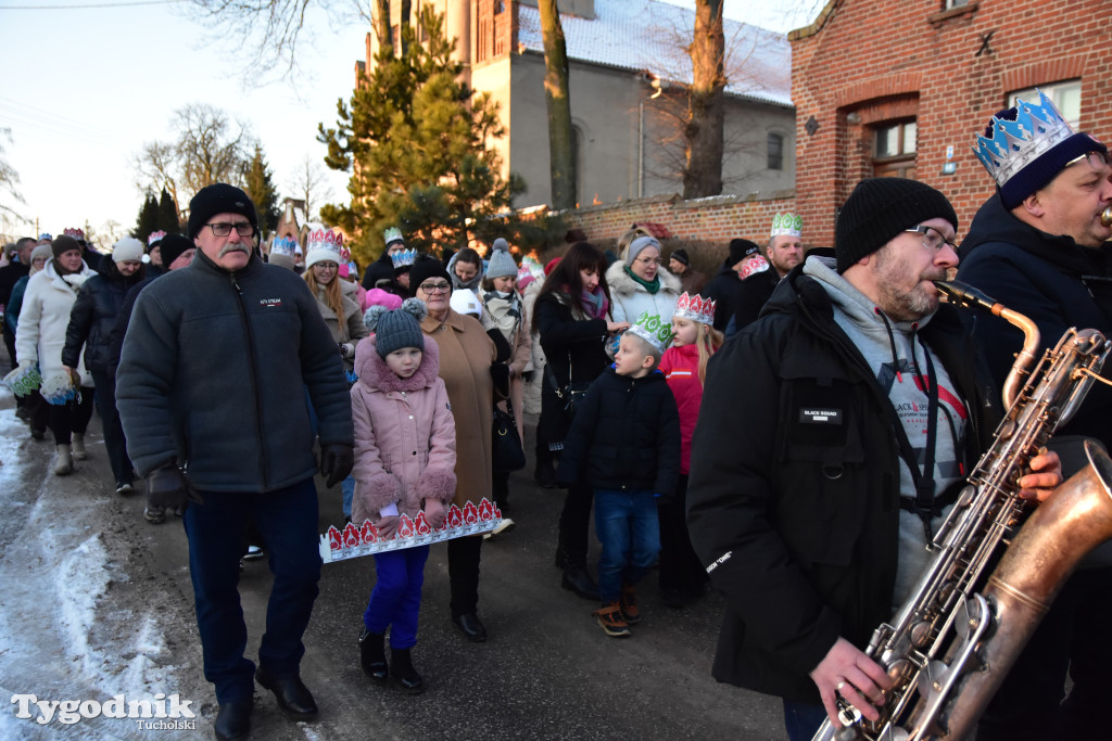 Tradycyjny Orszak Trzech Króli przeszedł ulicami Bysławka. Po nim mieszkańcy zagrali w Jasełkach / ZDJĘCIA