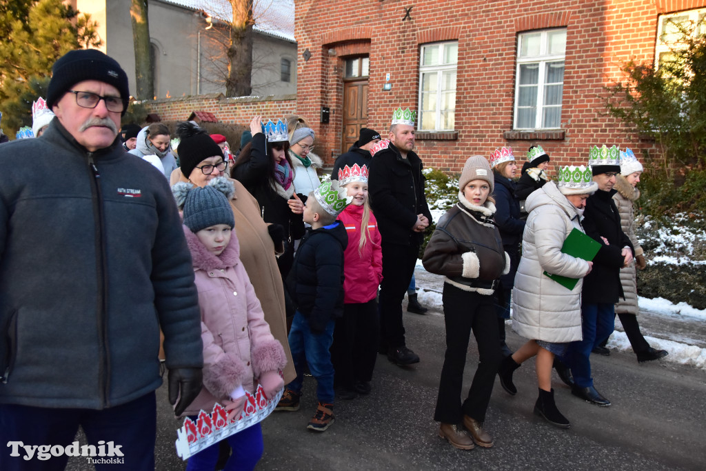 Tradycyjny Orszak Trzech Króli przeszedł ulicami Bysławka. Po nim mieszkańcy zagrali w Jasełkach / ZDJĘCIA