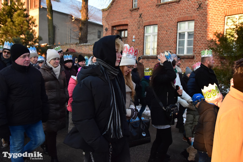 Tradycyjny Orszak Trzech Króli przeszedł ulicami Bysławka. Po nim mieszkańcy zagrali w Jasełkach / ZDJĘCIA