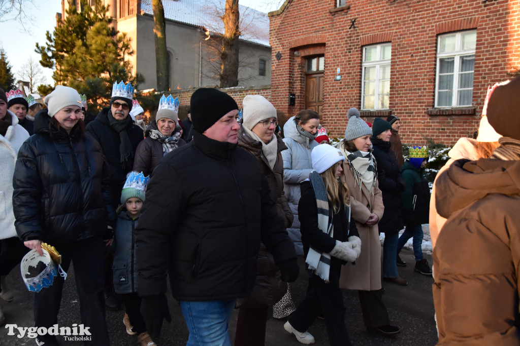 Tradycyjny Orszak Trzech Króli przeszedł ulicami Bysławka. Po nim mieszkańcy zagrali w Jasełkach / ZDJĘCIA