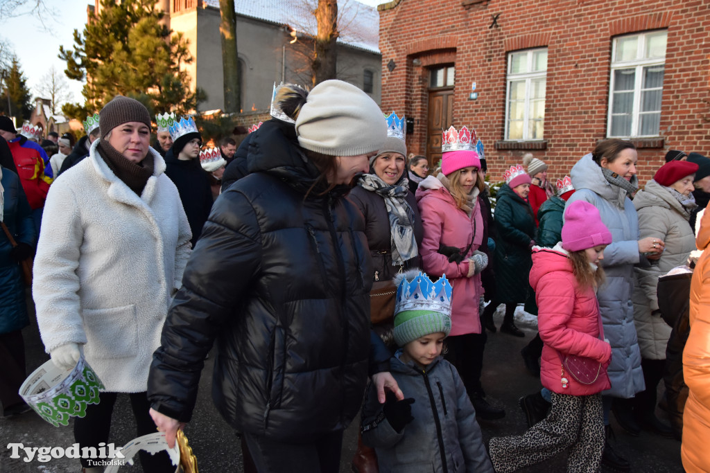 Tradycyjny Orszak Trzech Króli przeszedł ulicami Bysławka. Po nim mieszkańcy zagrali w Jasełkach / ZDJĘCIA