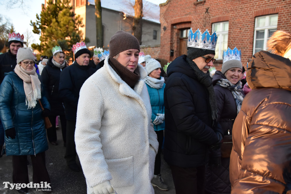 Tradycyjny Orszak Trzech Króli przeszedł ulicami Bysławka. Po nim mieszkańcy zagrali w Jasełkach / ZDJĘCIA