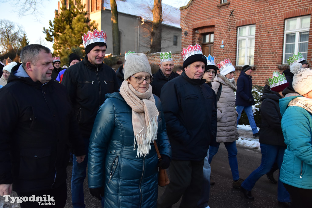 Tradycyjny Orszak Trzech Króli przeszedł ulicami Bysławka. Po nim mieszkańcy zagrali w Jasełkach / ZDJĘCIA