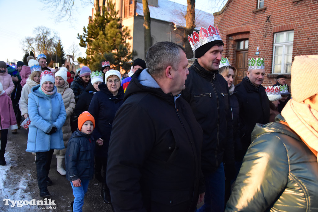 Tradycyjny Orszak Trzech Króli przeszedł ulicami Bysławka. Po nim mieszkańcy zagrali w Jasełkach / ZDJĘCIA