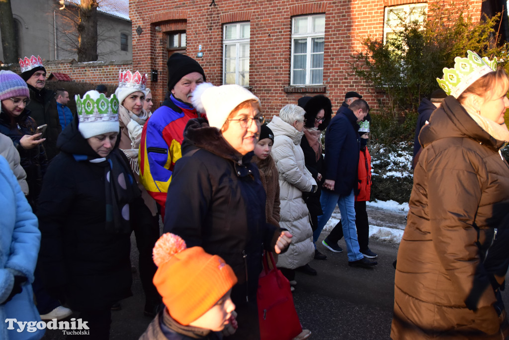 Tradycyjny Orszak Trzech Króli przeszedł ulicami Bysławka. Po nim mieszkańcy zagrali w Jasełkach / ZDJĘCIA