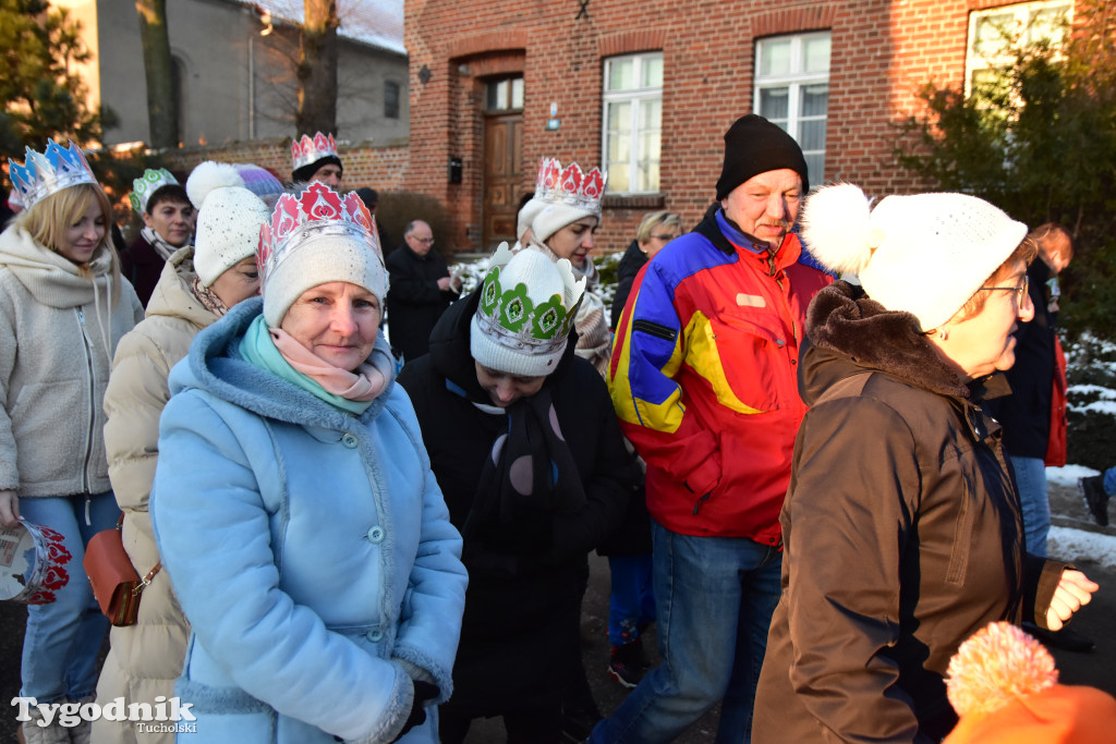 Tradycyjny Orszak Trzech Króli przeszedł ulicami Bysławka. Po nim mieszkańcy zagrali w Jasełkach / ZDJĘCIA