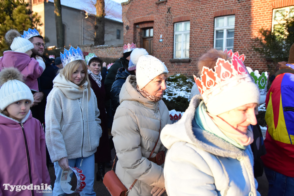 Tradycyjny Orszak Trzech Króli przeszedł ulicami Bysławka. Po nim mieszkańcy zagrali w Jasełkach / ZDJĘCIA
