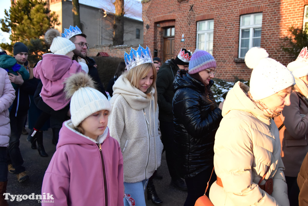 Tradycyjny Orszak Trzech Króli przeszedł ulicami Bysławka. Po nim mieszkańcy zagrali w Jasełkach / ZDJĘCIA