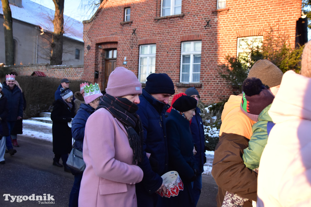 Tradycyjny Orszak Trzech Króli przeszedł ulicami Bysławka. Po nim mieszkańcy zagrali w Jasełkach / ZDJĘCIA