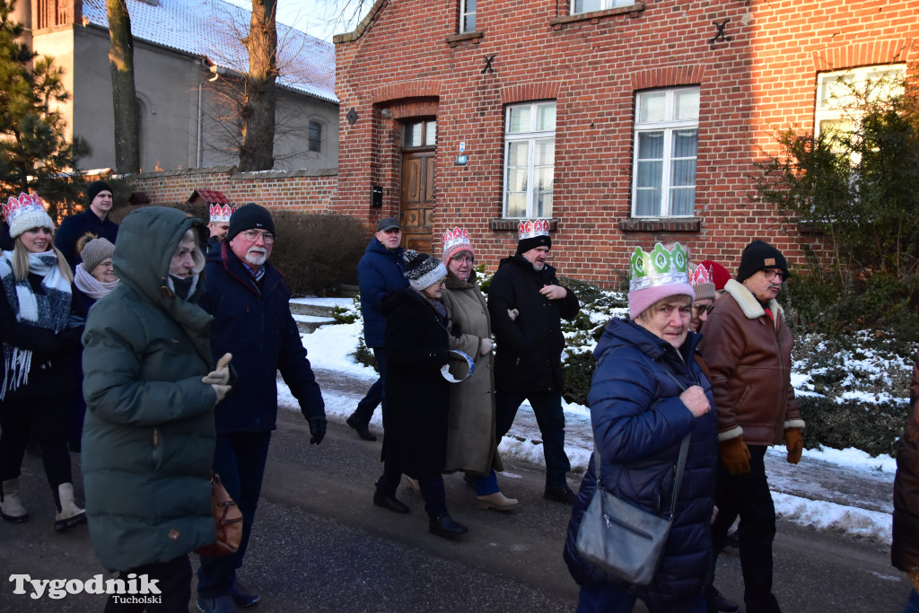 Tradycyjny Orszak Trzech Króli przeszedł ulicami Bysławka. Po nim mieszkańcy zagrali w Jasełkach / ZDJĘCIA