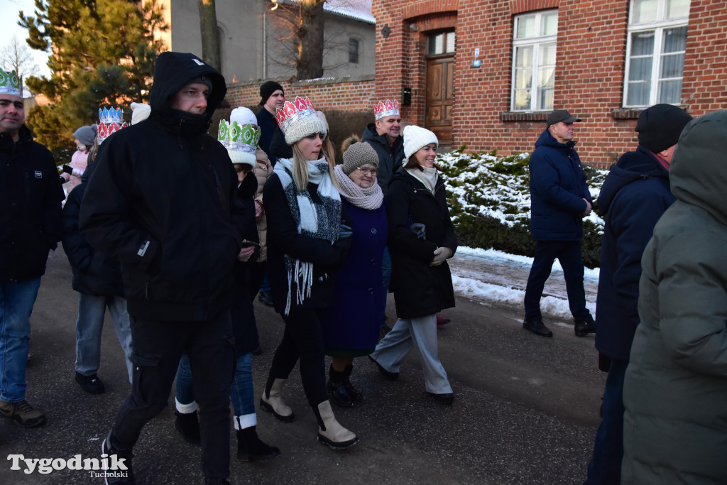 Tradycyjny Orszak Trzech Króli przeszedł ulicami Bysławka. Po nim mieszkańcy zagrali w Jasełkach / ZDJĘCIA