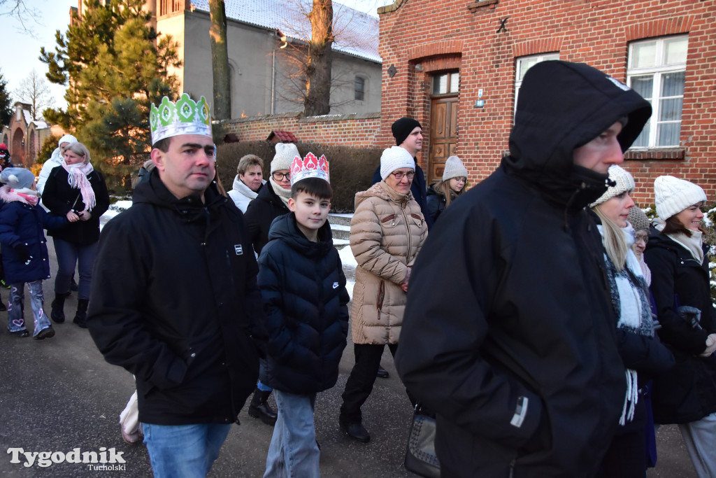 Tradycyjny Orszak Trzech Króli przeszedł ulicami Bysławka. Po nim mieszkańcy zagrali w Jasełkach / ZDJĘCIA