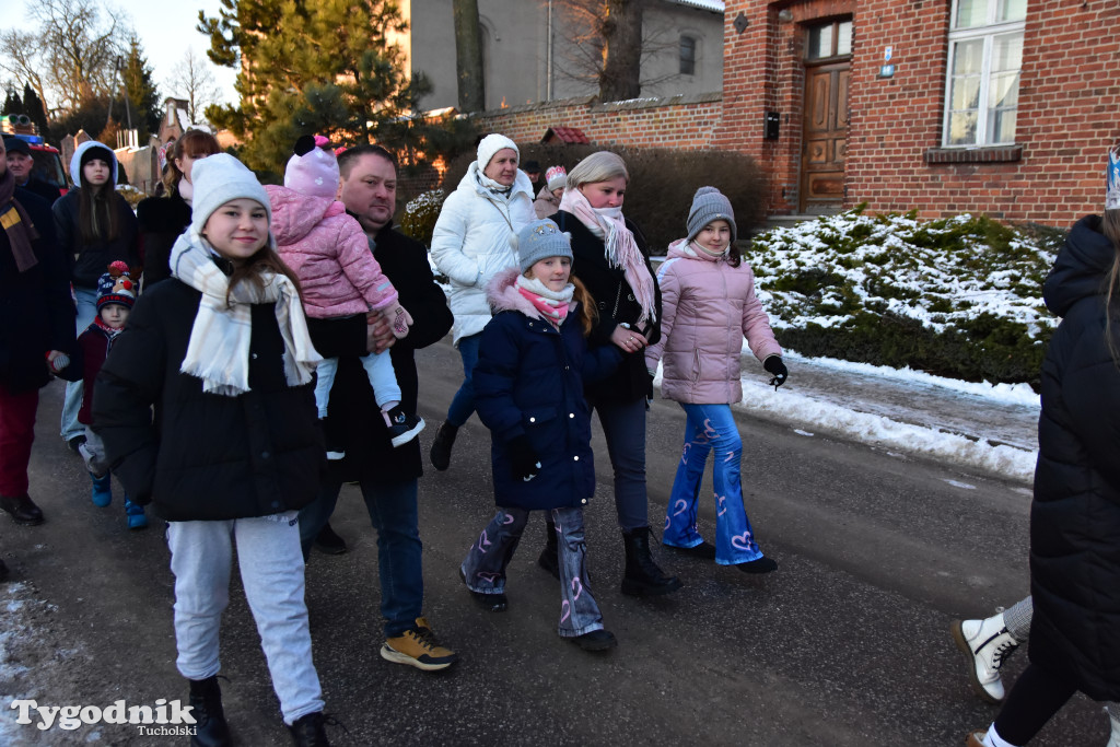 Tradycyjny Orszak Trzech Króli przeszedł ulicami Bysławka. Po nim mieszkańcy zagrali w Jasełkach / ZDJĘCIA