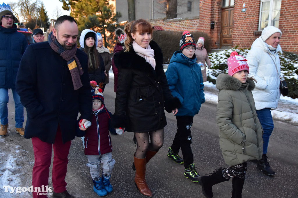 Tradycyjny Orszak Trzech Króli przeszedł ulicami Bysławka. Po nim mieszkańcy zagrali w Jasełkach / ZDJĘCIA