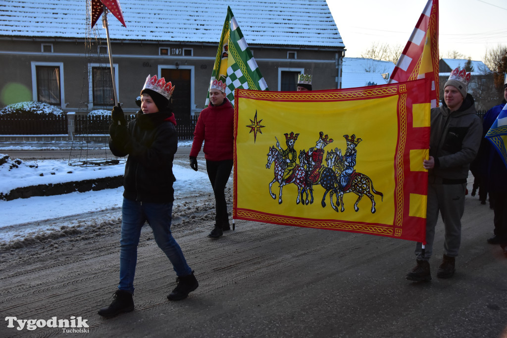 Tradycyjny Orszak Trzech Króli przeszedł ulicami Bysławka. Po nim mieszkańcy zagrali w Jasełkach / ZDJĘCIA