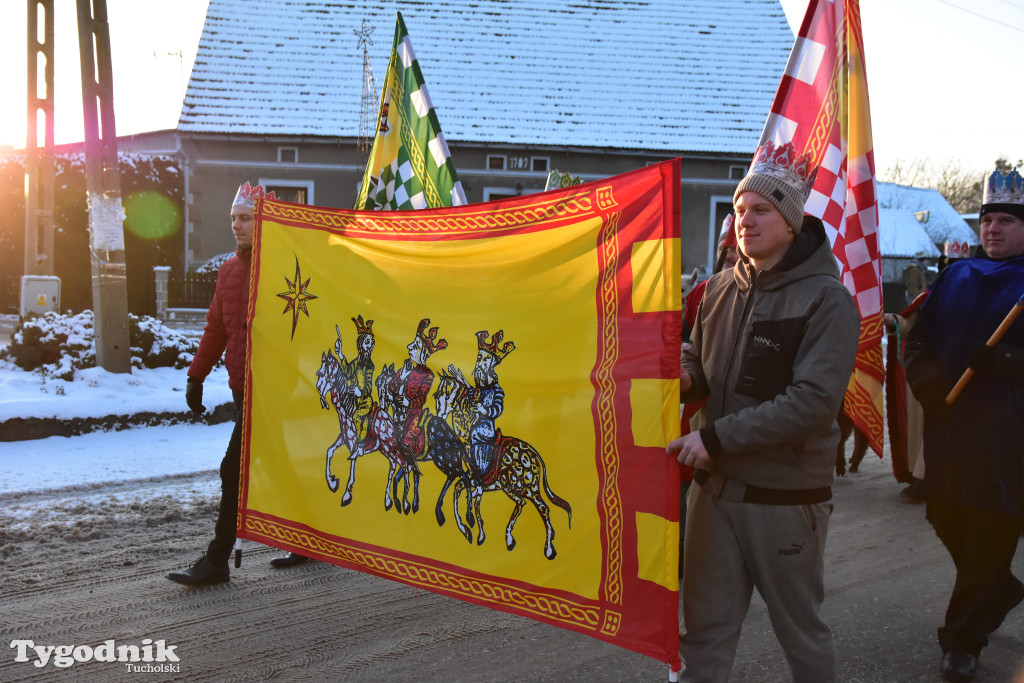 Tradycyjny Orszak Trzech Króli przeszedł ulicami Bysławka. Po nim mieszkańcy zagrali w Jasełkach / ZDJĘCIA