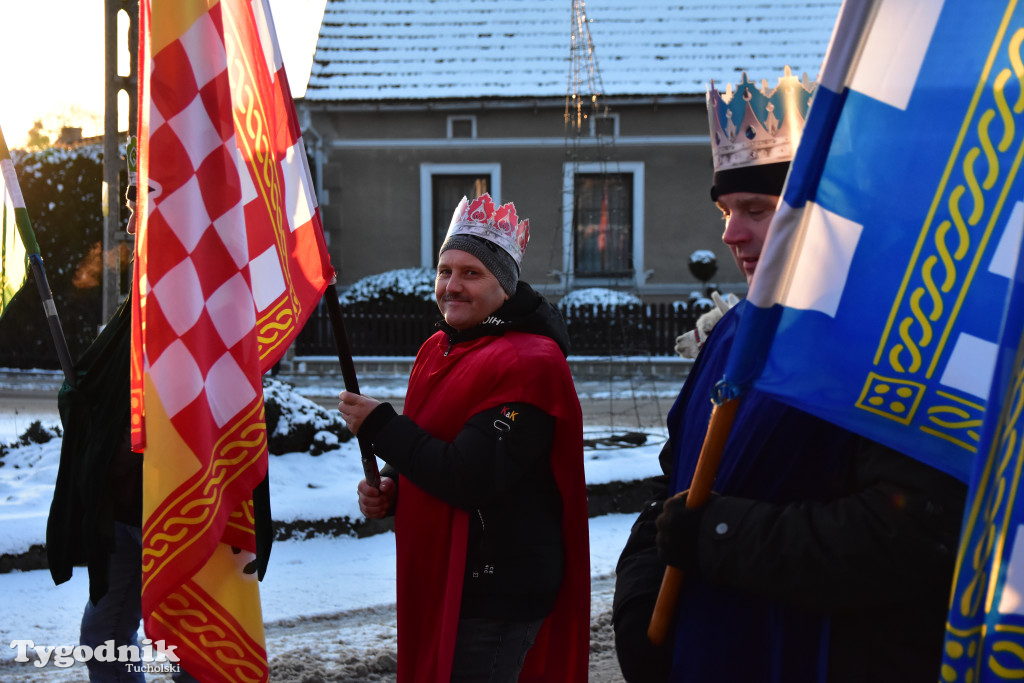 Tradycyjny Orszak Trzech Króli przeszedł ulicami Bysławka. Po nim mieszkańcy zagrali w Jasełkach / ZDJĘCIA