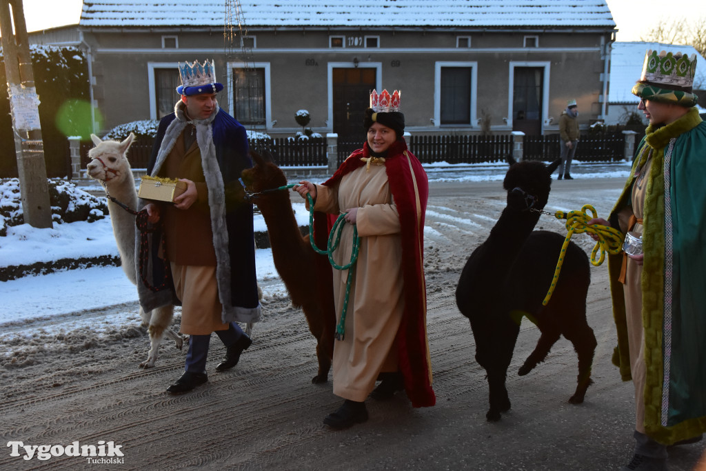 Tradycyjny Orszak Trzech Króli przeszedł ulicami Bysławka. Po nim mieszkańcy zagrali w Jasełkach / ZDJĘCIA