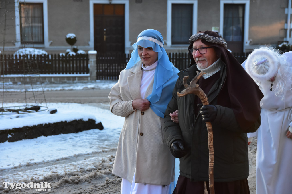Tradycyjny Orszak Trzech Króli przeszedł ulicami Bysławka. Po nim mieszkańcy zagrali w Jasełkach / ZDJĘCIA