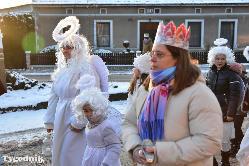 Tradycyjny Orszak Trzech Króli przeszedł ulicami Bysławka. Po nim mieszkańcy zagrali w Jasełkach / ZDJĘCIA